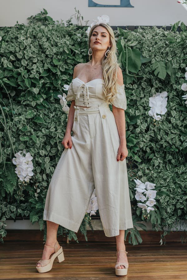 L'art de choisir la combinaison femme parfaite pour cérémonie